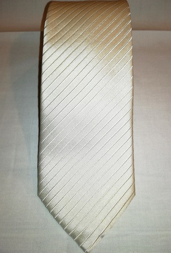 Krémszín, anyagában csíkos selyem nyakkendő