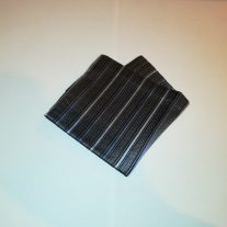   Sötétkék alapon farmerkék és acélkék csíkos selyem díszzsebkendő