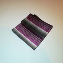   Szürke alapon ciklámenlila és sötétszürke csíkos selyem díszzsebkendő