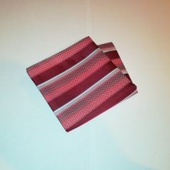   Bordó alapon piros, fehér, szürke és sötétkék mintás selyem díszzsebkendő
