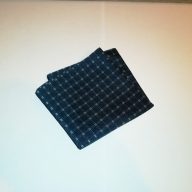   Sötétkék alapon sötétzöld és szürke mintás selyem díszzsebkendő