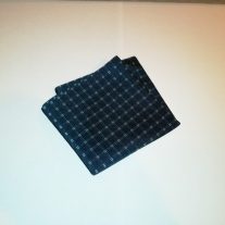   Sötétkék alapon sötétzöld és szürke mintás selyem díszzsebkendő