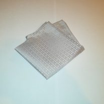   Ezüstszürke alapon szürke pöttyös selyem díszzsebkendő