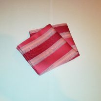   Rózsaszínes piros alapon kék, sárga és bordó mintás selyem díszzsebkendő