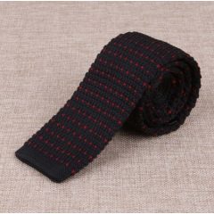 Fekete alapon piros mintás kötött selyem nyakkendő