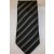 Fekete alapon fehér csíkos selyem nyakkendő
